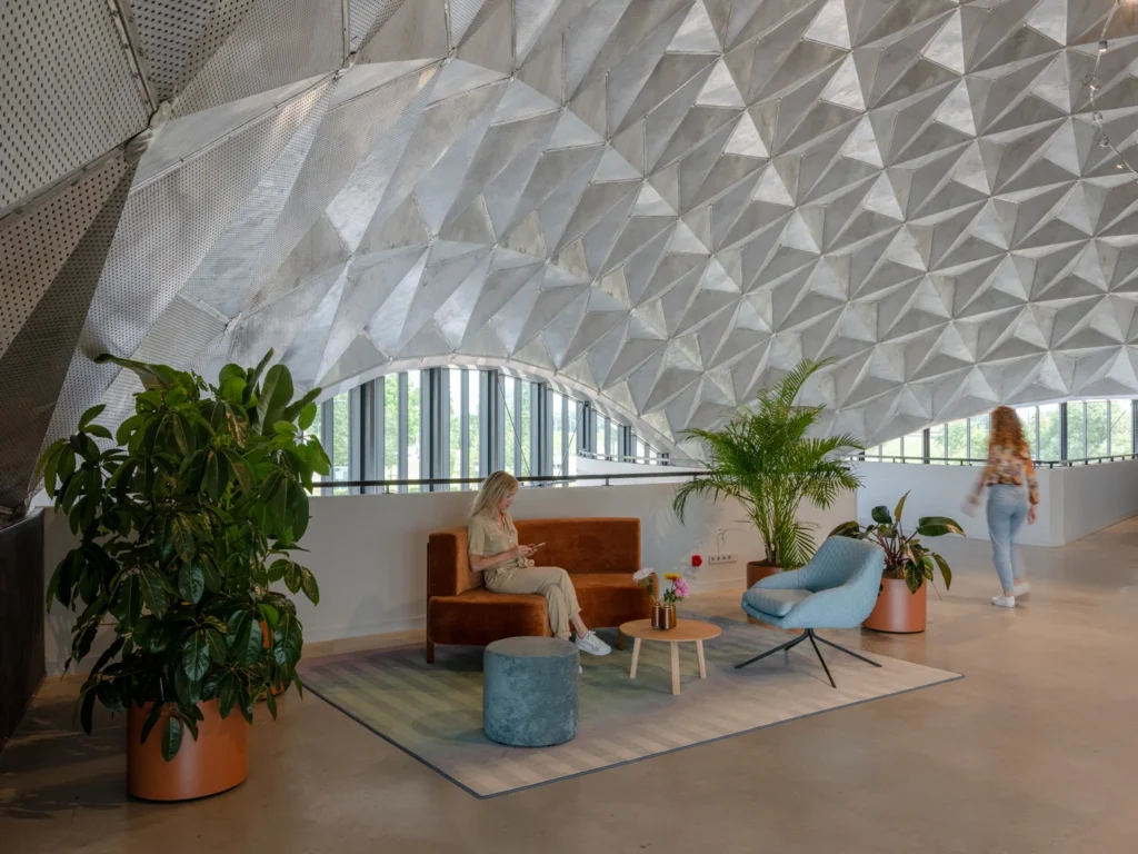 Circa Amsterdam — Foyer and bars — Entrance and reception 3