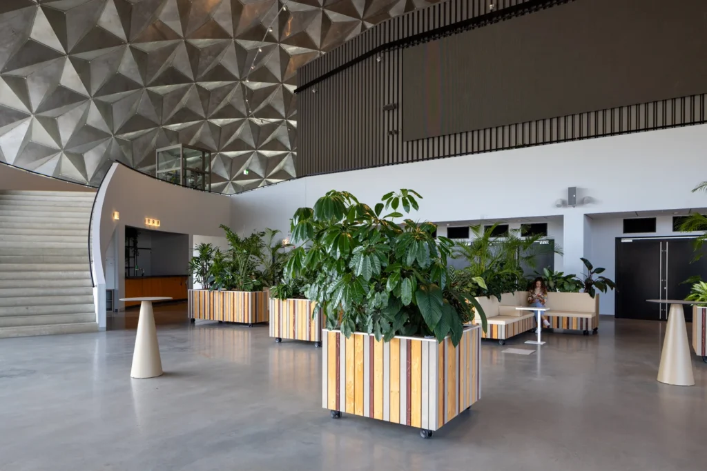 Circa Amsterdam — Foyer and bars — Entrance and reception 5