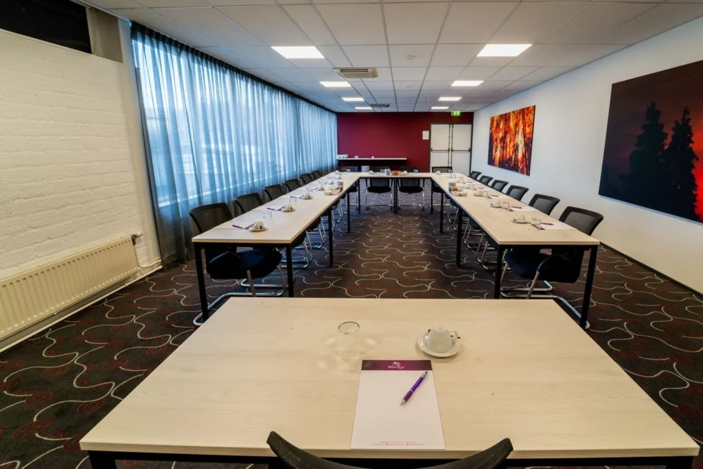 De Bonte Wever Assen — Maroon — Interior 2