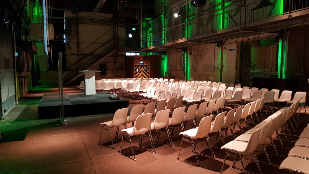 DeFabrique – Loods 7 – Kalvermelkfabriek---Loods-7---congres---inrichting---plenair---podium---sfeer