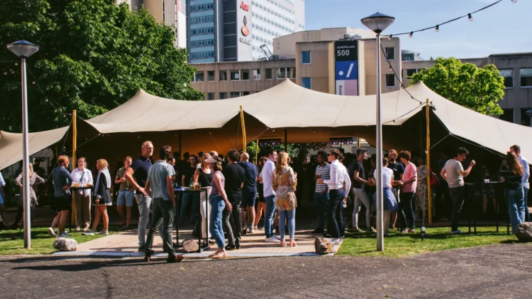 Dotslash Utrecht – ./terras – Stretch tent op de binnenplaats van de Dotslash Campus