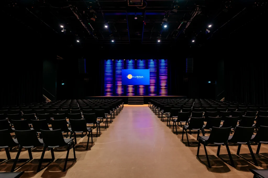 Hart van Holland – locatie – Passe-Partout, theateropstelling met bloemstukken achterin.