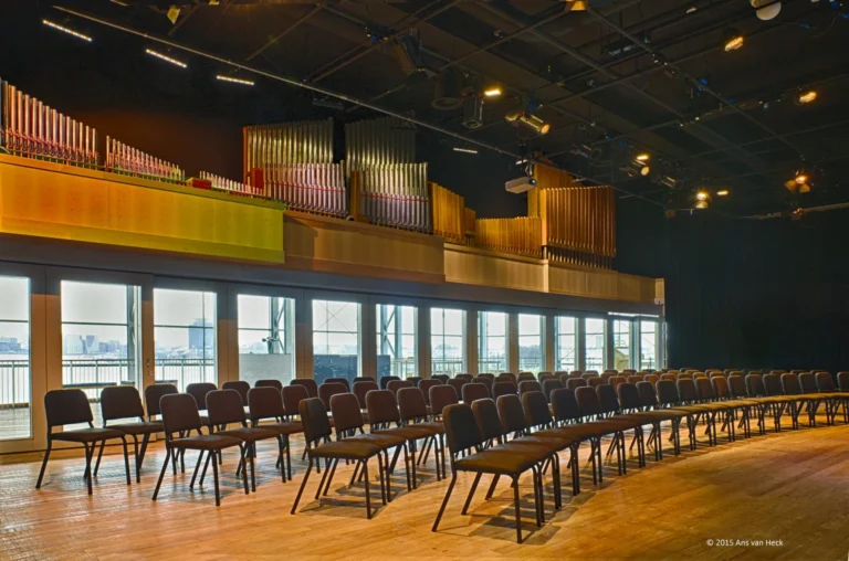 ijVENUES & Movenpick Hotel Amsterdam City Centre – B - Kleine Zaal en Foyerdeck 3 – Kleine-Zaal---plenaire-opstelling