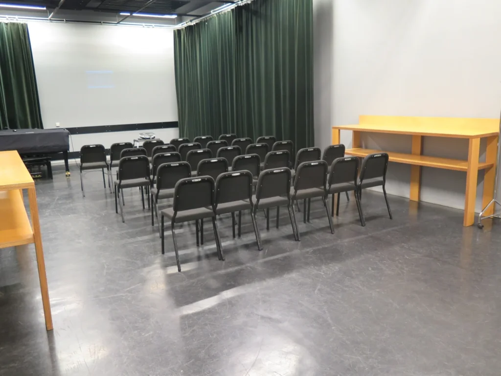 ijVENUES & Movenpick Hotel Amsterdam City Centre — B - Studio 2 — Breakout space 1