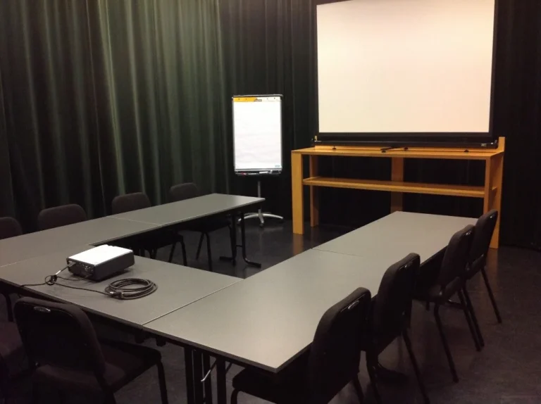 ijVENUES & Movenpick Hotel Amsterdam City Centre – B - Studio 3 – Studio-3--u-opstelling