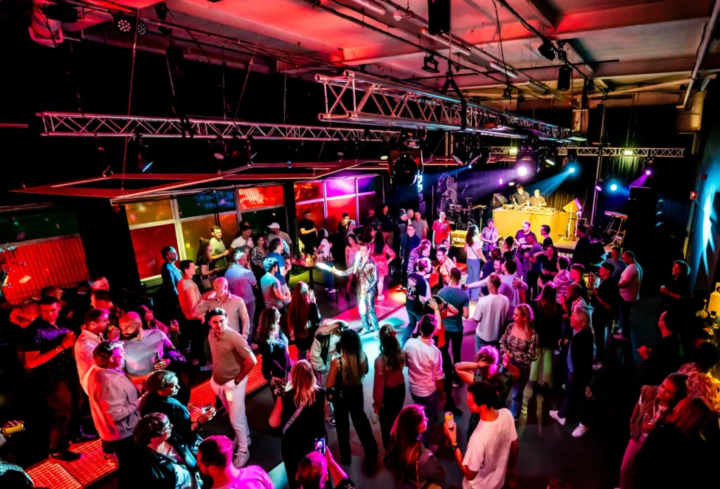 LIEF Amsterdam – The Pit – LIEF-Amsterdam-PIT-feest-kleurrijk