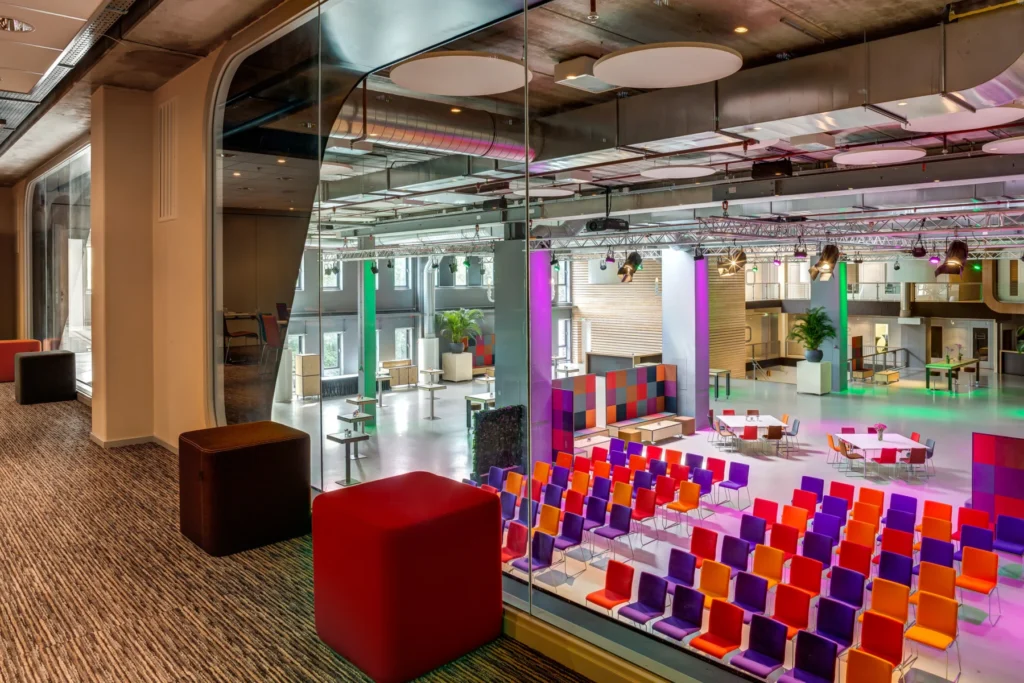 Lumen Hotel & Events – locatie – Uitzicht op het Centrale Plein vanaf één van de meetingrooms