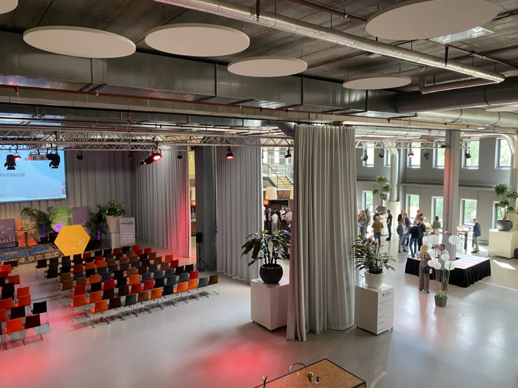 Lumen Hotel & Events – locatie – Nog een mooi voorbeeld van het Centrale Plein. Links een theateropstelling; rechts een informele lunch setting