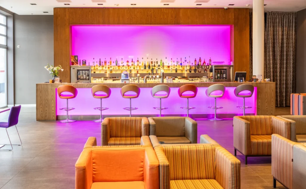 Lumen Hotel & Events – locatie – De kleurrijke lobby van het hotel met achterin onze hotelbar