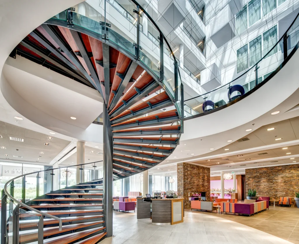 Lumen Hotel & Events – locatie – De lobby van hotel Lumen: de wenteltrap en het lichtwerk zijn échte eye-catchers!