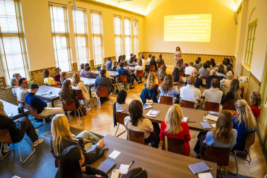 Munthuys – locatie – Penningszaal in schoolopstelling